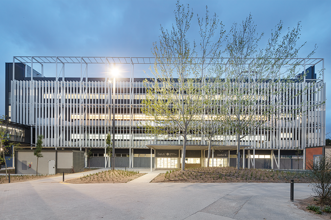 Espacio polivalente Hospital Moisés Broggi equipado con celosías Brise Soleil Serie BT 400 de Gradhermetic